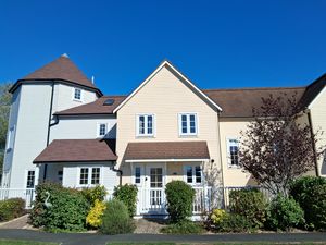 Front of lodge- click for photo gallery